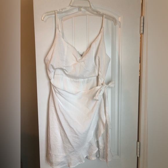 Lulus Dresses & Skirts - Lulu’s XL White Wrap Dress with Ruffle Hem